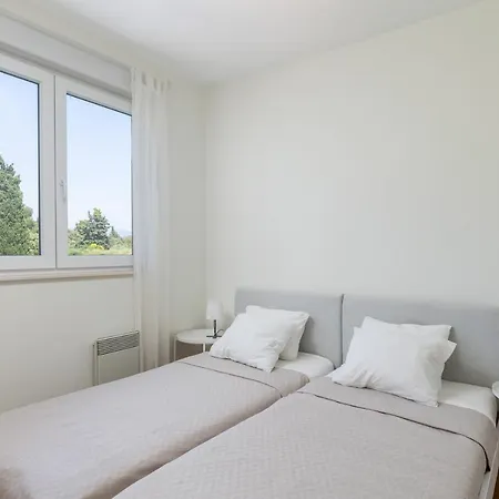 Apartman Flora *