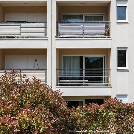 Flora Apartment *