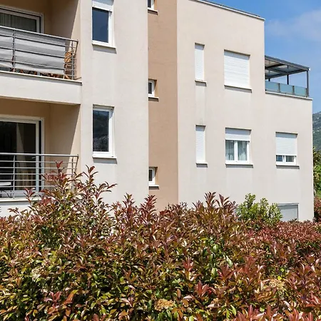 Apartman Flora *